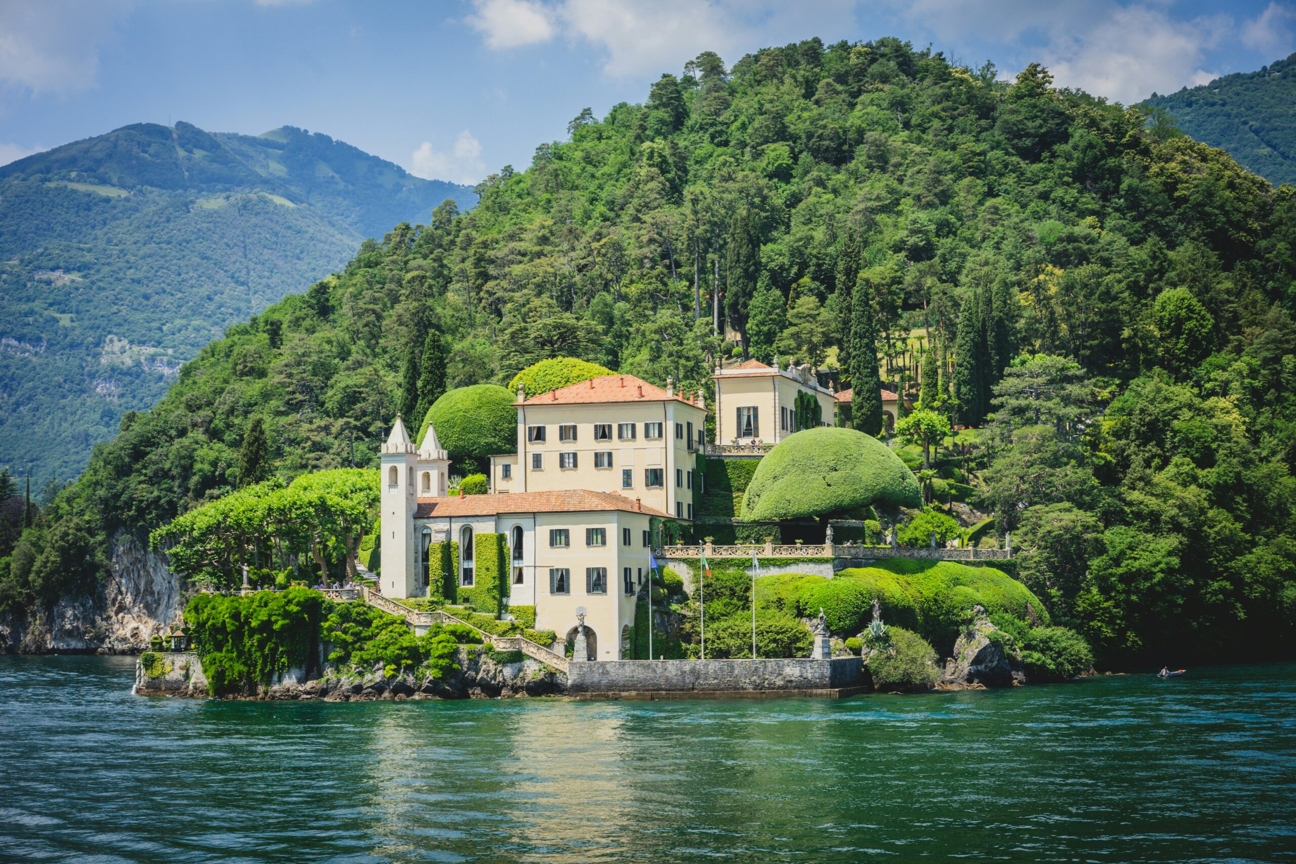 Villa del Balbianello on Lake Como reachable by self drive boat rental